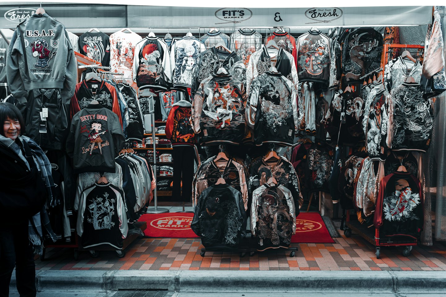 カラフルな刺繍入りスーベニアジャケットが洋服店の外に飾られている。