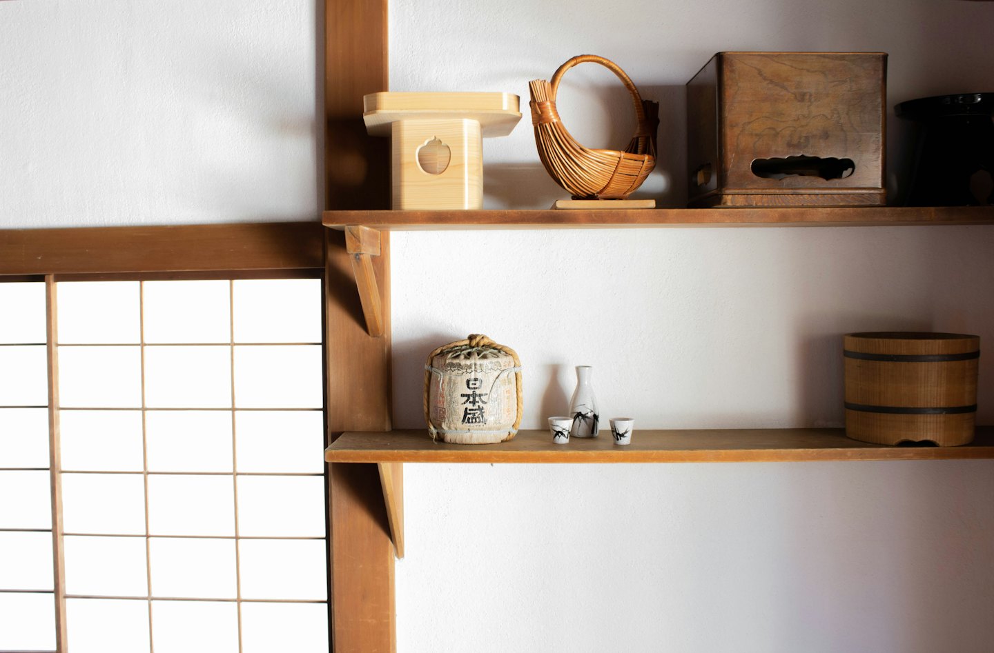 木棚にきれいに並べられた伝統的な日本の装飾品。